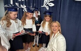 Witaj szkoło! Inauguracja i pasowanie pierwszoklasist&oacute;w w Łomnie 1