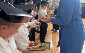 Witaj szkoło! Inauguracja i pasowanie pierwszoklasist&oacute;w w Łomnie 2