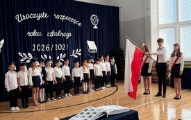 Witaj szkoło! Inauguracja i pasowanie pierwszoklasist&oacute;w w Łomnie 3
