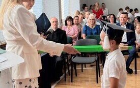 Witaj szkoło! Inauguracja i pasowanie pierwszoklasist&oacute;w w Łomnie 6