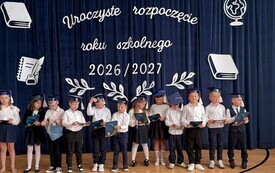 Witaj szkoło! Inauguracja i pasowanie pierwszoklasist&oacute;w w Łomnie 7