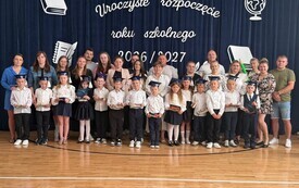 Witaj szkoło! Inauguracja i pasowanie pierwszoklasist&oacute;w w Łomnie 9