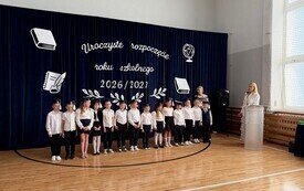 Witaj szkoło! Inauguracja i pasowanie pierwszoklasist&oacute;w w Łomnie 10