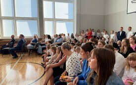 Witaj szkoło! Inauguracja i pasowanie pierwszoklasist&oacute;w w Łomnie 12