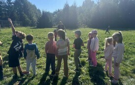 Złote liście i kosze pełne kasztan&oacute;w. Jak przedszkolaki powitały Pierwszy Dzień Jesieni- PSP Chybice 9