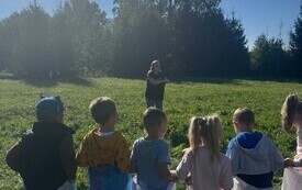 Złote liście i kosze pełne kasztan&oacute;w. Jak przedszkolaki powitały Pierwszy Dzień Jesieni- PSP Chybice 10