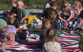 Złote liście i kosze pełne kasztan&oacute;w. Jak przedszkolaki powitały Pierwszy Dzień Jesieni- PSP Chybice 11
