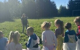 Złote liście i kosze pełne kasztan&oacute;w. Jak przedszkolaki powitały Pierwszy Dzień Jesieni- PSP Chybice 13