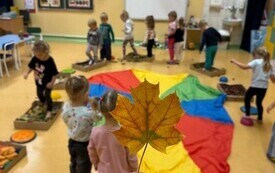 Złote liście i kosze pełne kasztan&oacute;w. Jak przedszkolaki powitały Pierwszy Dzień Jesieni- PSP Chybice 16
