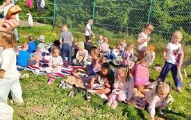Złote liście i kosze pełne kasztan&oacute;w. Jak przedszkolaki powitały Pierwszy Dzień Jesieni- PSP Chybice 22