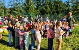 Złote liście i kosze pełne kasztan&oacute;w. Jak przedszkolaki powitały Pierwszy Dzień Jesieni- PSP Chybice 24