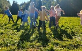 Złote liście i kosze pełne kasztan&oacute;w. Jak przedszkolaki powitały Pierwszy Dzień Jesieni- PSP Chybice 25