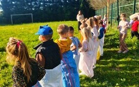 Złote liście i kosze pełne kasztan&oacute;w. Jak przedszkolaki powitały Pierwszy Dzień Jesieni- PSP Chybice 31