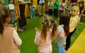 Złote liście i kosze pełne kasztan&oacute;w. Jak przedszkolaki powitały Pierwszy Dzień Jesieni- PSP Chybice 32