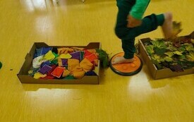 Złote liście i kosze pełne kasztan&oacute;w. Jak przedszkolaki powitały Pierwszy Dzień Jesieni- PSP Chybice 36