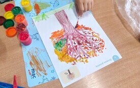 Złote liście i kosze pełne kasztan&oacute;w. Jak przedszkolaki powitały Pierwszy Dzień Jesieni- PSP Chybice 40