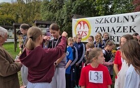 Brązowy medal i świetne występy uczni&oacute;w z Chybic w finale wojew&oacute;dzkim sztafetowych bieg&oacute;w przełajowych! 9