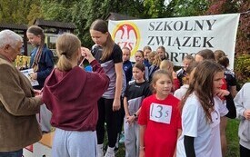 Brązowy medal i świetne występy uczni&oacute;w z Chybic w finale wojew&oacute;dzkim sztafetowych bieg&oacute;w przełajowych! 10