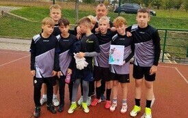 Zwycięstwo chłopc&oacute;w z Chybic w gminnym turnieju mini piłki nożnej 1