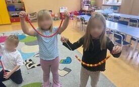  ,, O czym szumią drzewa&rdquo;- obchody Dnia Drzewa w chybickim przedszkolu 3