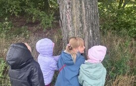 ,, O czym szumią drzewa&rdquo;- obchody Dnia Drzewa w chybickim przedszkolu 6