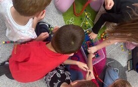  ,, O czym szumią drzewa&rdquo;- obchody Dnia Drzewa w chybickim przedszkolu 12