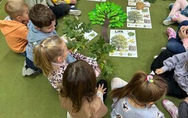  ,, O czym szumią drzewa&rdquo;- obchody Dnia Drzewa w chybickim przedszkolu 13