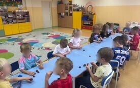  ,, O czym szumią drzewa&rdquo;- obchody Dnia Drzewa w chybickim przedszkolu 16