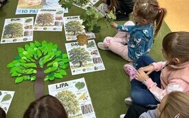  ,, O czym szumią drzewa&rdquo;- obchody Dnia Drzewa w chybickim przedszkolu 22