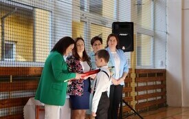 WYJĄTKOWY DZIEŃ W PUBLICZNEJ SZKOLE PODSTAWOWEJ IM. FELIKSA SZCZĘSNEGO KARNICKIEGO W CHYBICACH &ndash; ŻYCZENIA DLA NAUCZYCIELI ORAZ ŚLUBOWANIE I PASOWANIE  PIERWSZOKLASIST&Oacute;W 5
