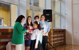 WYJĄTKOWY DZIEŃ W PUBLICZNEJ SZKOLE PODSTAWOWEJ IM. FELIKSA SZCZĘSNEGO KARNICKIEGO W CHYBICACH &ndash; ŻYCZENIA DLA NAUCZYCIELI ORAZ ŚLUBOWANIE I PASOWANIE  PIERWSZOKLASIST&Oacute;W 6