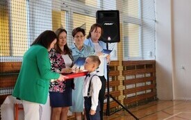 WYJĄTKOWY DZIEŃ W PUBLICZNEJ SZKOLE PODSTAWOWEJ IM. FELIKSA SZCZĘSNEGO KARNICKIEGO W CHYBICACH &ndash; ŻYCZENIA DLA NAUCZYCIELI ORAZ ŚLUBOWANIE I PASOWANIE  PIERWSZOKLASIST&Oacute;W 8