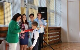WYJĄTKOWY DZIEŃ W PUBLICZNEJ SZKOLE PODSTAWOWEJ IM. FELIKSA SZCZĘSNEGO KARNICKIEGO W CHYBICACH &ndash; ŻYCZENIA DLA NAUCZYCIELI ORAZ ŚLUBOWANIE I PASOWANIE  PIERWSZOKLASIST&Oacute;W 9