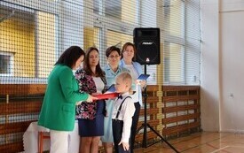 WYJĄTKOWY DZIEŃ W PUBLICZNEJ SZKOLE PODSTAWOWEJ IM. FELIKSA SZCZĘSNEGO KARNICKIEGO W CHYBICACH &ndash; ŻYCZENIA DLA NAUCZYCIELI ORAZ ŚLUBOWANIE I PASOWANIE  PIERWSZOKLASIST&Oacute;W 10