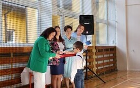WYJĄTKOWY DZIEŃ W PUBLICZNEJ SZKOLE PODSTAWOWEJ IM. FELIKSA SZCZĘSNEGO KARNICKIEGO W CHYBICACH &ndash; ŻYCZENIA DLA NAUCZYCIELI ORAZ ŚLUBOWANIE I PASOWANIE  PIERWSZOKLASIST&Oacute;W 11