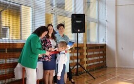WYJĄTKOWY DZIEŃ W PUBLICZNEJ SZKOLE PODSTAWOWEJ IM. FELIKSA SZCZĘSNEGO KARNICKIEGO W CHYBICACH &ndash; ŻYCZENIA DLA NAUCZYCIELI ORAZ ŚLUBOWANIE I PASOWANIE  PIERWSZOKLASIST&Oacute;W 12