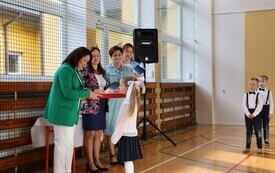 WYJĄTKOWY DZIEŃ W PUBLICZNEJ SZKOLE PODSTAWOWEJ IM. FELIKSA SZCZĘSNEGO KARNICKIEGO W CHYBICACH &ndash; ŻYCZENIA DLA NAUCZYCIELI ORAZ ŚLUBOWANIE I PASOWANIE  PIERWSZOKLASIST&Oacute;W 14