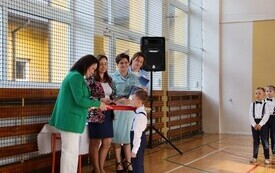 WYJĄTKOWY DZIEŃ W PUBLICZNEJ SZKOLE PODSTAWOWEJ IM. FELIKSA SZCZĘSNEGO KARNICKIEGO W CHYBICACH &ndash; ŻYCZENIA DLA NAUCZYCIELI ORAZ ŚLUBOWANIE I PASOWANIE  PIERWSZOKLASIST&Oacute;W 15
