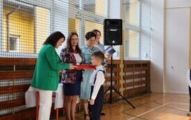 WYJĄTKOWY DZIEŃ W PUBLICZNEJ SZKOLE PODSTAWOWEJ IM. FELIKSA SZCZĘSNEGO KARNICKIEGO W CHYBICACH &ndash; ŻYCZENIA DLA NAUCZYCIELI ORAZ ŚLUBOWANIE I PASOWANIE  PIERWSZOKLASIST&Oacute;W 17