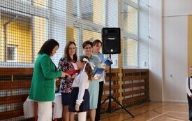 WYJĄTKOWY DZIEŃ W PUBLICZNEJ SZKOLE PODSTAWOWEJ IM. FELIKSA SZCZĘSNEGO KARNICKIEGO W CHYBICACH &ndash; ŻYCZENIA DLA NAUCZYCIELI ORAZ ŚLUBOWANIE I PASOWANIE  PIERWSZOKLASIST&Oacute;W 18
