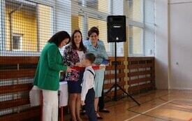 WYJĄTKOWY DZIEŃ W PUBLICZNEJ SZKOLE PODSTAWOWEJ IM. FELIKSA SZCZĘSNEGO KARNICKIEGO W CHYBICACH &ndash; ŻYCZENIA DLA NAUCZYCIELI ORAZ ŚLUBOWANIE I PASOWANIE  PIERWSZOKLASIST&Oacute;W 19