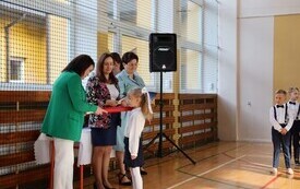 WYJĄTKOWY DZIEŃ W PUBLICZNEJ SZKOLE PODSTAWOWEJ IM. FELIKSA SZCZĘSNEGO KARNICKIEGO W CHYBICACH &ndash; ŻYCZENIA DLA NAUCZYCIELI ORAZ ŚLUBOWANIE I PASOWANIE  PIERWSZOKLASIST&Oacute;W 20