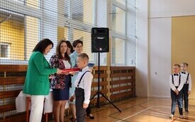 WYJĄTKOWY DZIEŃ W PUBLICZNEJ SZKOLE PODSTAWOWEJ IM. FELIKSA SZCZĘSNEGO KARNICKIEGO W CHYBICACH &ndash; ŻYCZENIA DLA NAUCZYCIELI ORAZ ŚLUBOWANIE I PASOWANIE  PIERWSZOKLASIST&Oacute;W 21