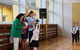 WYJĄTKOWY DZIEŃ W PUBLICZNEJ SZKOLE PODSTAWOWEJ IM. FELIKSA SZCZĘSNEGO KARNICKIEGO W CHYBICACH &ndash; ŻYCZENIA DLA NAUCZYCIELI ORAZ ŚLUBOWANIE I PASOWANIE  PIERWSZOKLASIST&Oacute;W 24