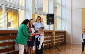 WYJĄTKOWY DZIEŃ W PUBLICZNEJ SZKOLE PODSTAWOWEJ IM. FELIKSA SZCZĘSNEGO KARNICKIEGO W CHYBICACH &ndash; ŻYCZENIA DLA NAUCZYCIELI ORAZ ŚLUBOWANIE I PASOWANIE  PIERWSZOKLASIST&Oacute;W 26