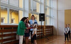 WYJĄTKOWY DZIEŃ W PUBLICZNEJ SZKOLE PODSTAWOWEJ IM. FELIKSA SZCZĘSNEGO KARNICKIEGO W CHYBICACH &ndash; ŻYCZENIA DLA NAUCZYCIELI ORAZ ŚLUBOWANIE I PASOWANIE  PIERWSZOKLASIST&Oacute;W 28