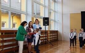 WYJĄTKOWY DZIEŃ W PUBLICZNEJ SZKOLE PODSTAWOWEJ IM. FELIKSA SZCZĘSNEGO KARNICKIEGO W CHYBICACH &ndash; ŻYCZENIA DLA NAUCZYCIELI ORAZ ŚLUBOWANIE I PASOWANIE  PIERWSZOKLASIST&Oacute;W 30