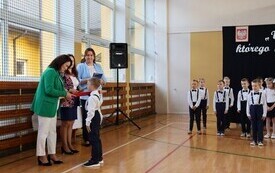 WYJĄTKOWY DZIEŃ W PUBLICZNEJ SZKOLE PODSTAWOWEJ IM. FELIKSA SZCZĘSNEGO KARNICKIEGO W CHYBICACH &ndash; ŻYCZENIA DLA NAUCZYCIELI ORAZ ŚLUBOWANIE I PASOWANIE  PIERWSZOKLASIST&Oacute;W 32