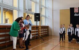 WYJĄTKOWY DZIEŃ W PUBLICZNEJ SZKOLE PODSTAWOWEJ IM. FELIKSA SZCZĘSNEGO KARNICKIEGO W CHYBICACH &ndash; ŻYCZENIA DLA NAUCZYCIELI ORAZ ŚLUBOWANIE I PASOWANIE  PIERWSZOKLASIST&Oacute;W 33