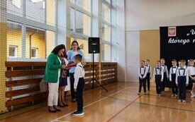 WYJĄTKOWY DZIEŃ W PUBLICZNEJ SZKOLE PODSTAWOWEJ IM. FELIKSA SZCZĘSNEGO KARNICKIEGO W CHYBICACH &ndash; ŻYCZENIA DLA NAUCZYCIELI ORAZ ŚLUBOWANIE I PASOWANIE  PIERWSZOKLASIST&Oacute;W 34